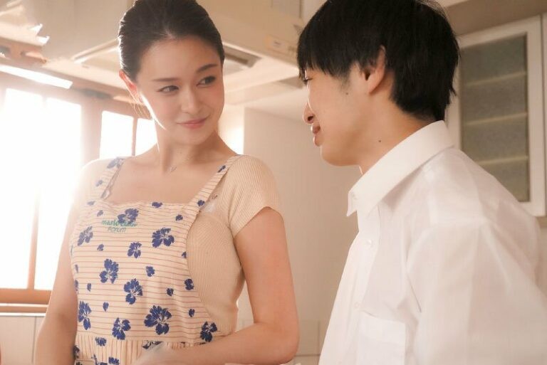 Ở tuổi dậy thì cậu con trai bé bỏng nhìn người mẹ trẻ bằng ánh mắt khác và…
